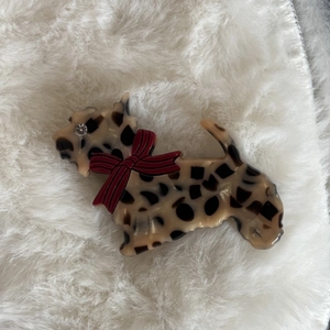 Detail einer Acetat Haarklammer im Scottie-Design mit Leopardenmuster und roter Schleife