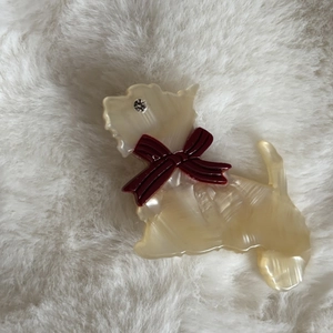Detail der Schnauzer-Haarspange mit Acetat-Textur und einer roten 3D-Schleife