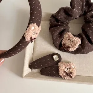 Doux Ensemble d'Accessoires pour Cheveux en Tissu à Pois Marron Avec Serre-tête Ours en Peluche Nœud Pinces à Cheveux Choucou Strass