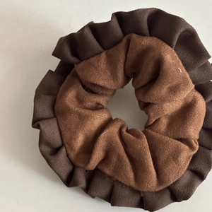 Dual-layer brown contrast scrunchie with pleated texture for autumn hair styling