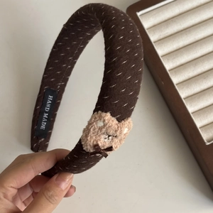 Bandeau en tricot marron à pois blancs avec petit ours en peluche pour filles