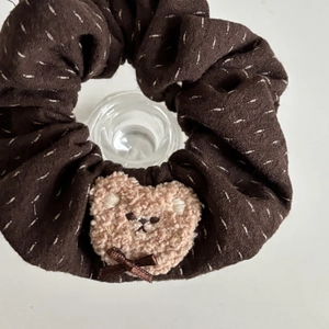 Chouchou marron à pois avec tête d'ours en peluche et un joli nœud en ruban soyeux