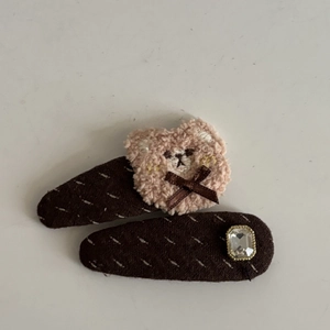 Détail de la pince à cheveux ours en peluche et ensemble d'accessoires à strass