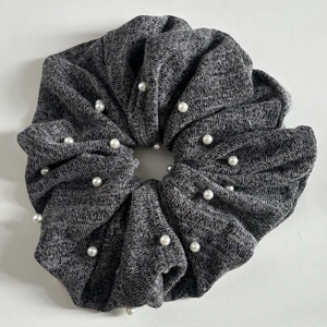 Chouchou en maille gris anthracite avec perles blanches élégantes pour la coiffure