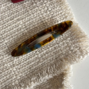 French oval tortoiseshell acetate duckbill hair clip with marble pattern and metal clasp