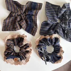 Chouchous en Tissu à Carreaux et Rayures Vintage pour Femmes Mode Coréenne Plissés Bordure en Dentelle Nœud Bouton Attache-Cheveux Élégants Porte-Queue Accessoires