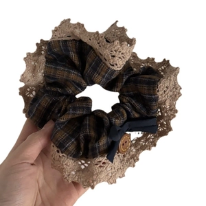 Chouchou à carreaux vintage avec dentelle beige et détail de nœud en ruban bleu marine