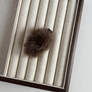 Pince à cheveux élégante en peluche marron sur plateau pour coiffure d'hiver