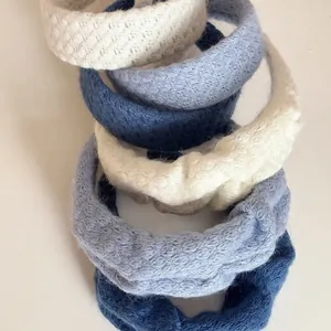 Diadema de punto plisada azul Klein y crema para mujer con textura suave de pelo sintético