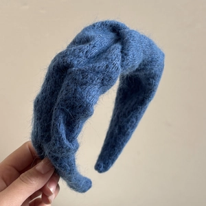 Diadema de punto azul Klein con textura de mohair y nudo superior para el invierno