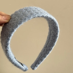 Primer plano de la suave textura de punto y el material de felpa de la diadema azul