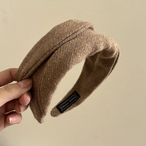 Serre-tête en laine marron à motif chevrons avec design de nœud torsadé élégant