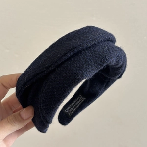Serre-tête large torsadé en laine bleu foncé avec étiquette faite à la main
