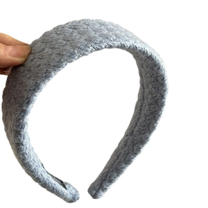 Diadema ancha de punto azul claro con textura de hilo grueso para volumen en el pelo