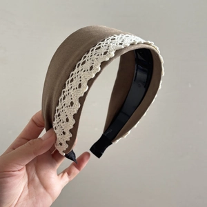 Serre-tête large en dentelle marron de style français avec dents antidérapantes