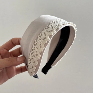 Serre-tête large beige en tissu avec bordure en dentelle blanche et doublure antidérapante