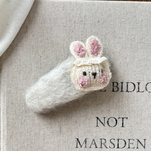 Barrette à cheveux lapin tricotée à la main avec détails de nœuds roses en peluche