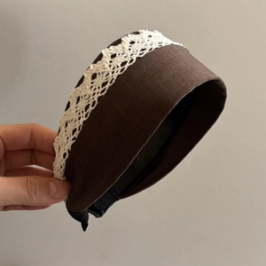 Serre-tête large français en tissu marron avec bordure en dentelle blanche élégante