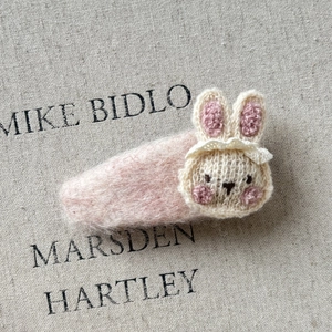 Barrette en peluche rose avec lapin tricoté beige et design fait main mignon