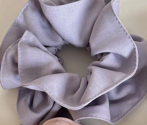 Vue macro d'un chouchou lavande double épaisseur avec texture de tissu sergé détaillée