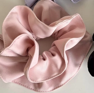 Chouchou français double épaisseur en sergé rose avec détails de texture plissée