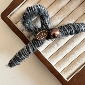 Pince à cheveux en peluche à rayures noires et grises avec perle et bouton mignon