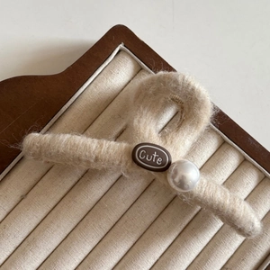 Pince à cheveux élégante en peluche beige avec étiquette Cute et perle pour femme