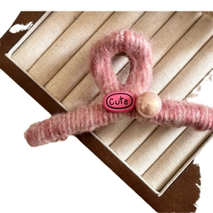 Pince à cheveux rose en peluche avec étiquette Cute et perle sur un plateau