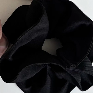 Chouchou noir double couche style français en coton texturé pour chignons élégants
