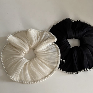 Schwarze und cremefarbene Organza-Haargummis mit Kunstperlenrand und Faltenstruktur