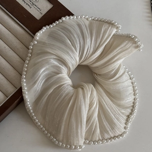 Eleganter cremeweißer Haargummi aus Seidenorganza mit Perlenkante für feine Frisuren