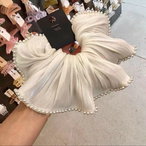Französischer Stil Elegant Großer Satin Haargummi Mit Künstliche Perlenkante Plissee Haargummi Für Damen Mode Haarschmuck