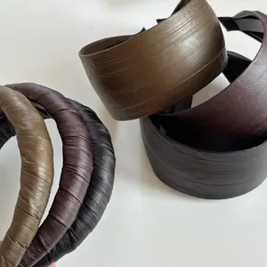 Détail de la texture cuir des serre-têtes en diverses nuances de marron vintage