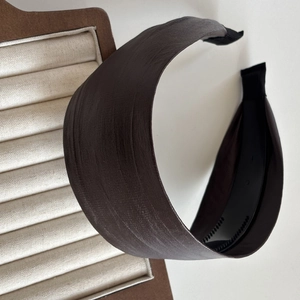 Serre-tête large marron élégant texture cuir avec dents antidérapantes pour femmes