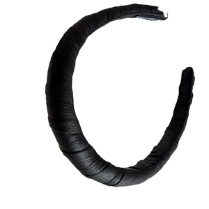 Serre-tête minimaliste noir avec texture cuir et structure large en forme de C