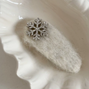 Winter Kunstpelz Haarklammer mit Strass Schneeflocken auf einer Keramikschale