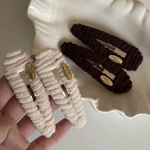 Barrettes à cheveux en tissu marron et beige avec étiquette dorée et gravure Love