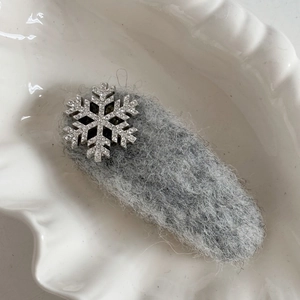 Funkelnde Strass-Schneeflocken-Plüsch-Haarspange in Grau für das Winter-Haarstyling