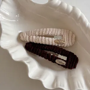 Lot de deux barrettes en velours côtelé beige et marron avec gravure ovale dorée love