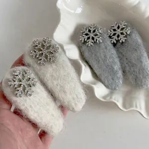 Glitzernde Haarspangen mit Strass-Schneeflocken und Plüsch in Weiß und Grau für Winter
