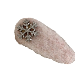 Rosa Plüsch-Haarspange mit funkelnder Kristall-Schneeflocke für elegante Winter-Frisuren