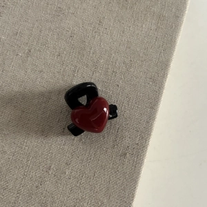 Mini pince à cheveux en forme de cœur rouge brillant pour coiffure élégante
