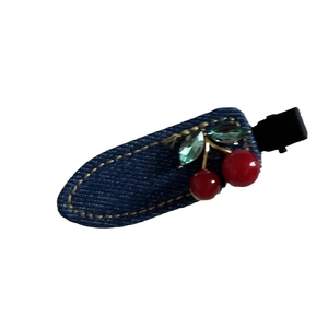 Pince à cheveux en denim bleu avec breloques cerise rouge et strass verts brillants de luxe