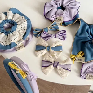 Vue détaillée du lot de barrette à nœud en dentelle violette et chouchou brodé main
