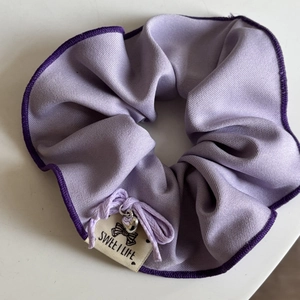 Chouchou violet doux avec dentelle, étiquette Sweet Life et petit pendentif coeur