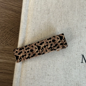 Vintage leopard print rectangular hair clip with a classic tortoise shell pattern finish