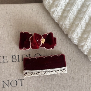 Set de horquillas de terciopelo rojo con lazo, encaje y colgante de corazón dorado