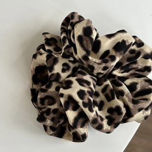 Vintage leopard print scrunchie with high elasticity for durable ponytail styling
