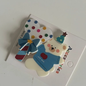 Cute bear and floral bow acrylic hair clips set for girls on a white display card