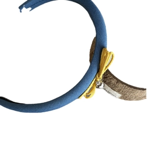 Serre-tête rembourré bleu avec nœud papillon jaune et pendentif cœur argenté